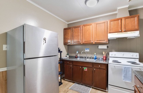 New Iberia House | 2br w/A KING Bed right off Hwy 90 + Wifi
