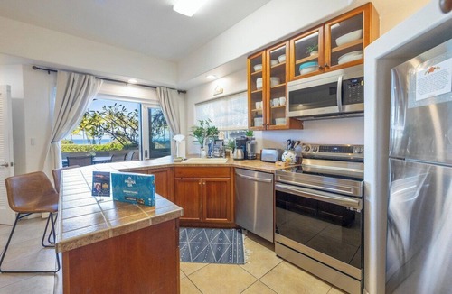 Kahaluu Bay Condo | 3-Bedroom Beach Condo, Infinity Pool & Spa.Sunsets
