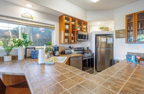 Kahaluu Bay Condo | 3-Bedroom Beach Condo, Infinity Pool & Spa.Sunsets