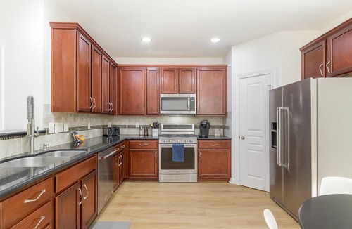 Umstead House | 3 King Beds; Walk to Umstead; 5 Mi. to Airport; Lenovo Center; Quiet