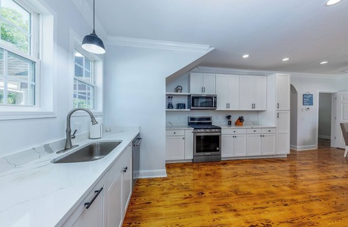 New Bern House | 3 Mins to DT | Pickleball | Hot Tub | Game Room