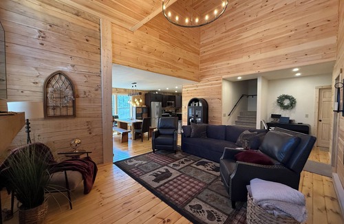 Charter Hills Cabin | 3BR,2.5BA Huge Log Cabin on Beech Mountain Air Conditioning Fire Pit Paved Road