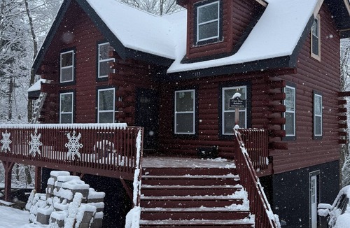 Charter Hills Cabin | 3BR,2.5BA Huge Log Cabin on Beech Mountain Air Conditioning Fire Pit Paved Road