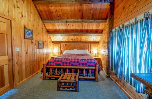 Jackman Cabin | 3BR Cabin –Snowmobilers and Hunters Paradise