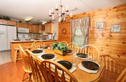 Pigeon Forge Condo | 3BR condo minutes from Dollywood. Hot tub!