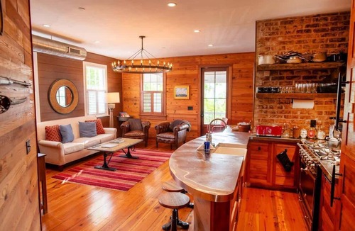 Cannonborough Elliotborough Apartment | 3BR Family Retreat | EV Charging, Porch & Parking | Walk to MUSC | Charleston