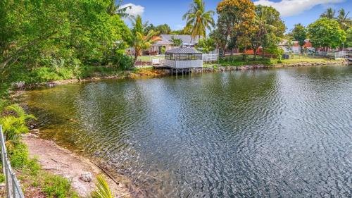 North Lauderdale House | 3BR Lake Front Getaway