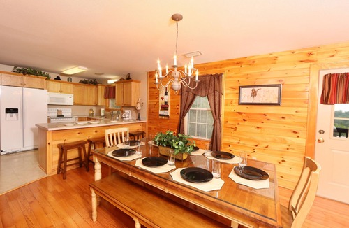Pigeon Forge Condo | 3BR minutes from Dollywood. Hot tub!