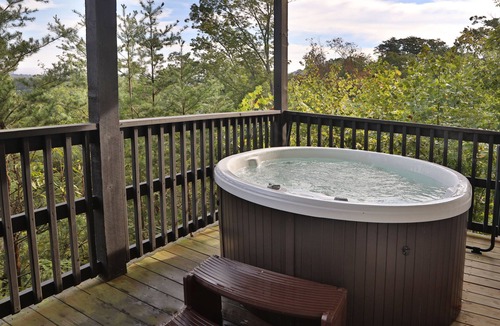 Pigeon Forge Condo | 3BR minutes from Dollywood. Hot tub!