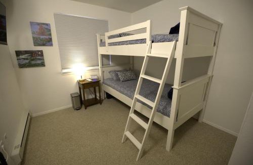 Back Loop House | 3BR with king beds near Auke Bay & Glacier
