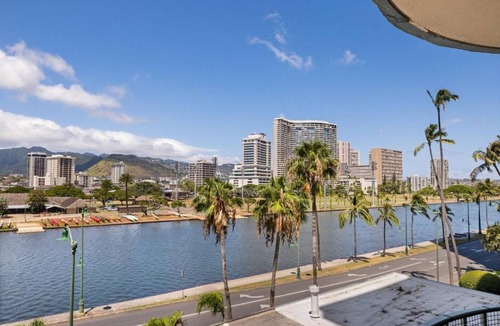 McCully - Moiliili Apartment | 401 FREE Parking 10 min beach 2b-Waikiki Ala Moana