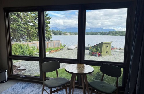 Bayshore - Klatt House | 4BR/4BA Lakefront Lodge- mountain views, wildlife, canoeing- 9 min to airport