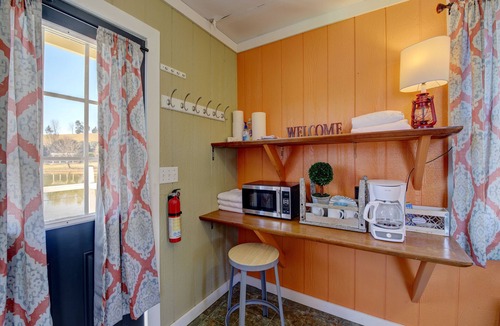Jefferson City Cottage | 5 ★ FISH HOUSE Sleep on the Pond and see Scottish Highland cows while fishing