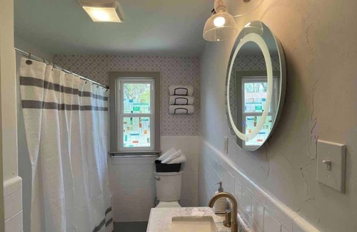 Eggertsville House | 69 Springville Ave · Spacious home near Niagara Falls, Buffalo and UB