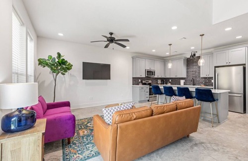 Lafayette House | 7 Bedrooms 6 Baths and more!