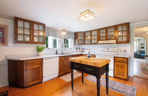 Dresden House | A historic, charming farmhouse in the heart of Midcoast Maine!