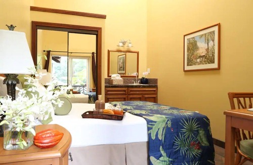 Pahoa Hotel | A Polished Retreat: Double Accommodations & Detached Bathroom