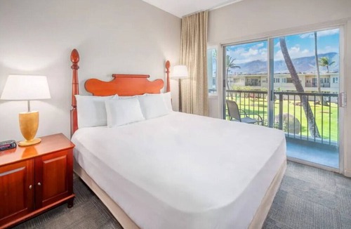 Kahului Hotel | Affordable Oceanfront Stay! Outdoor Pool, Pets are Allowed