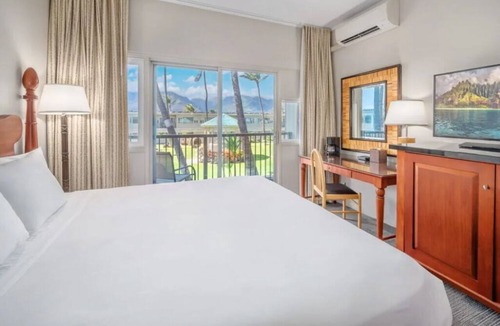Kahului Hotel | Affordable Oceanfront Stay! Outdoor Pool, Pets are Allowed