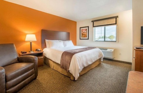 Sturtevant Hotel | Affordable Queen Room Near Racine’s Outdoor Getaways