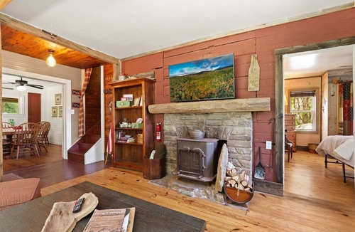 Foscoe Cottage | Alamo River House in Boone, NC: A charming 3BR chalet for 8 by the river!