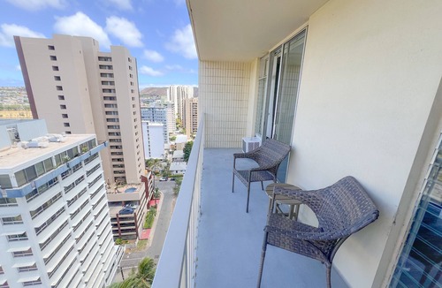 Waikiki Condo | Aloha Living at Waikiki Lanais | Pool + Gym