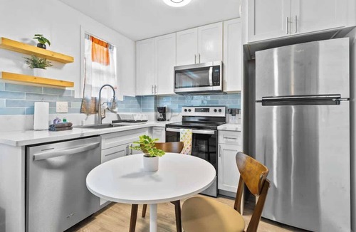 McCully - Moiliili Apartment | Amazing Contemporary Honolulu Loft w/AC & Laundry