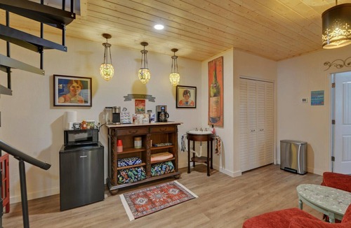 Cleveland House | Amazing Farmhouse,18 acres, pool, 7 king bds, near Helen, WEDDINGS & EVENTS