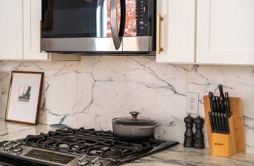 West Riverside Cottage | Art-filled 2-bedroom cottage with WiFi and AC in New Orleans