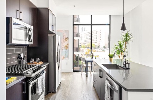 Buckhead Heights Apartment | Artistically Gleaming Buckhead Retreat