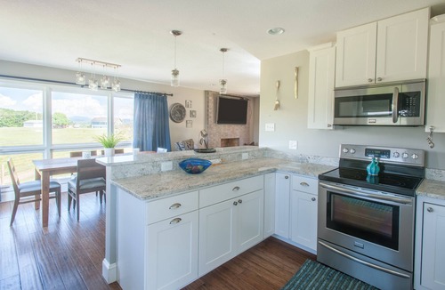 Leicester House | Asheville Farmhouse Rental - Hot Tub - Mountain Views - Near Biltmore- 40 Acres