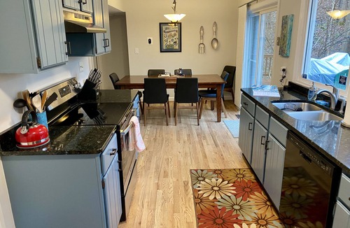 Asheville House | Asheville's Best Mountain Retreat-5 mile. Downtown! Pet Friendly,Nice Spa & Deck