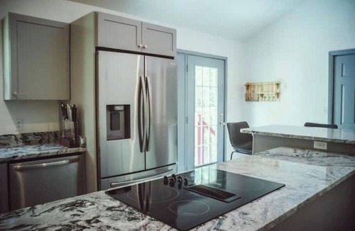 Rogers House | August Openings. Weekly discounts Spacious 4 BR, hot tub, large kitchen RedRiver