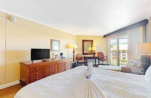 Hanamaulu Apartment | August Sale - Third-Floor Lihue Condo with Resort Pools, Gym, Spa & Dining