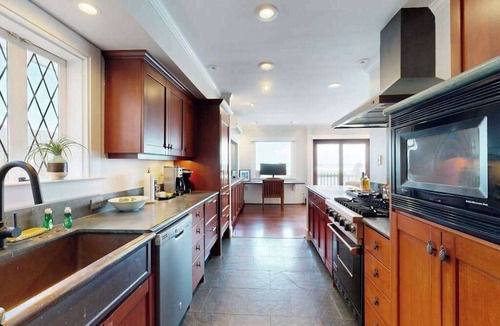 Diamond Head - Kapahulu - St. Louis House | August Special! Posh Beachfront Waikiki Home with 3 Lanais - Walk to Dining