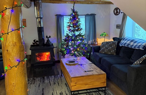 Fairbanks Cabin | Authentic Alaskan Northern Lights Lodge in the Hills of Fairbanks