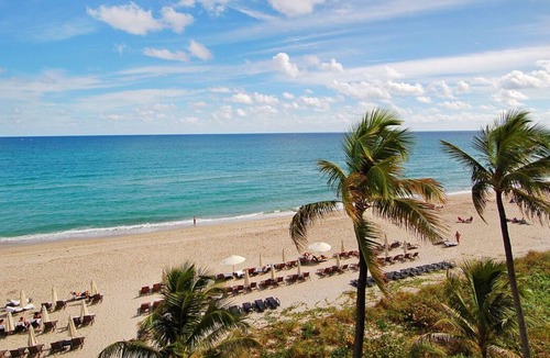 Palm Beach House | Beachfront Accommodation! 2 Relaxing Rooms | FREE Parking + Onsite Pool