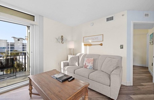Downtown Myrtle Beach Condo | Beachside Elegance Ocean View King Condo 4th Floor