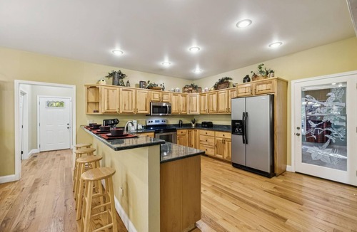 Smoky Mountains Cabin | Beary Starry Night: ResortPool*MtnView*Pets*HotTub*Wifi*Secluded*Yard