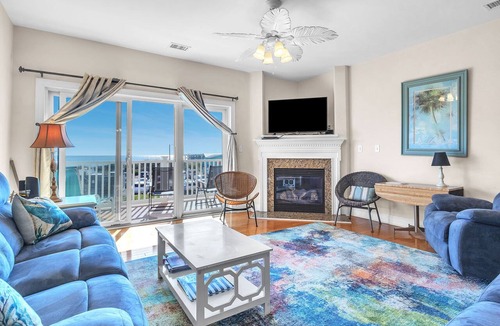 Yaupon Beach Condo | Beats Working: Condo with Community Pool Near OKI Pier and Restaurants