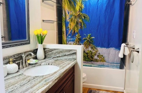 Waikiki Hotel | Beautiful 1-bedroom Wakiki Banyan Hotel, free parking/WiFi, peek of Ocean View.