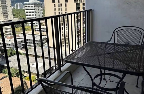 Waikiki Hotel | Beautiful 1-bedroom Wakiki Banyan Hotel, free parking/WiFi, peek of Ocean View.
