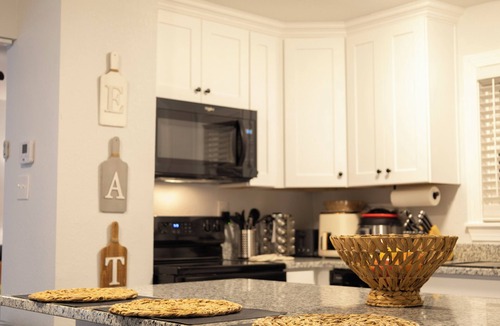 Portsmouth House | Beautiful, modern furnished 3-bedroom, 2-bathroom cottage near attractions.