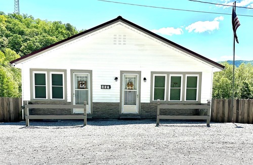 Partridge House | Bed and Biscuit Inn Pet friendly ! Near Kingdom come park & Pine mtn.