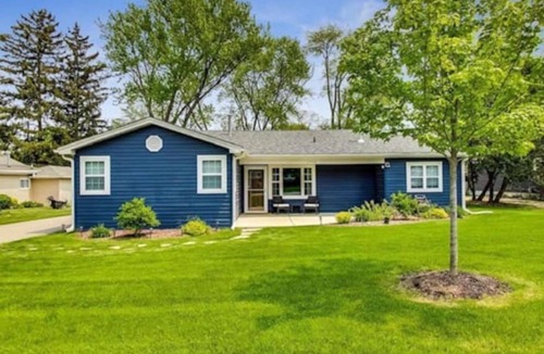 Delavan Lake Cottage | Blue Beach Cottage - 5 Minute Walk to Private Beach!