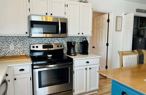 Holden Beach Cottage | Blue Crab Cottage: A spacious 4-bedroom retreat in Holden Beach, perfect for up to 9 guests.