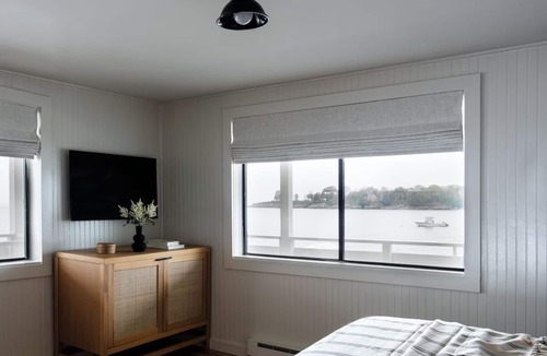 Ocean Point Hotel | Bluebird Ocean Point Inn | King | Seasonal Outdoor Pool + Private Beach