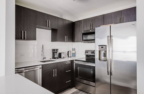 Rush and Division Apartment | Blueground | Gold Coast, rooftop & gym, nr Hancock