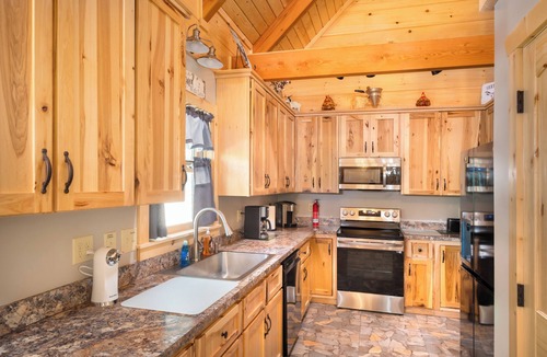 Cosby Cabin | BRAND NEW, STUNNING MOUNTAIN VIEWS, AMENITIES JUST FOR YOU! NEAR NATIONAL PARK!