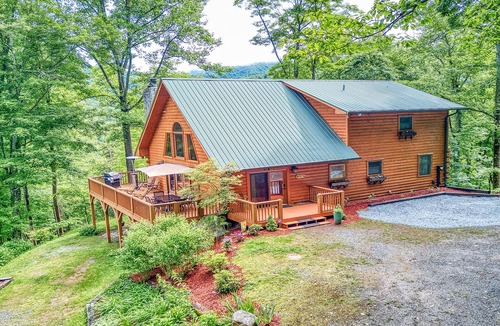 Whittier Cabin | Breath-taking long-range views nestled in the heart of the Great Smoky Mountains